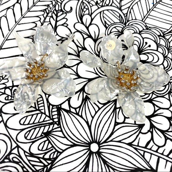 White pearled acrylic rhinestone flower earrings Cocktail party perfect - Picture 2 of 7